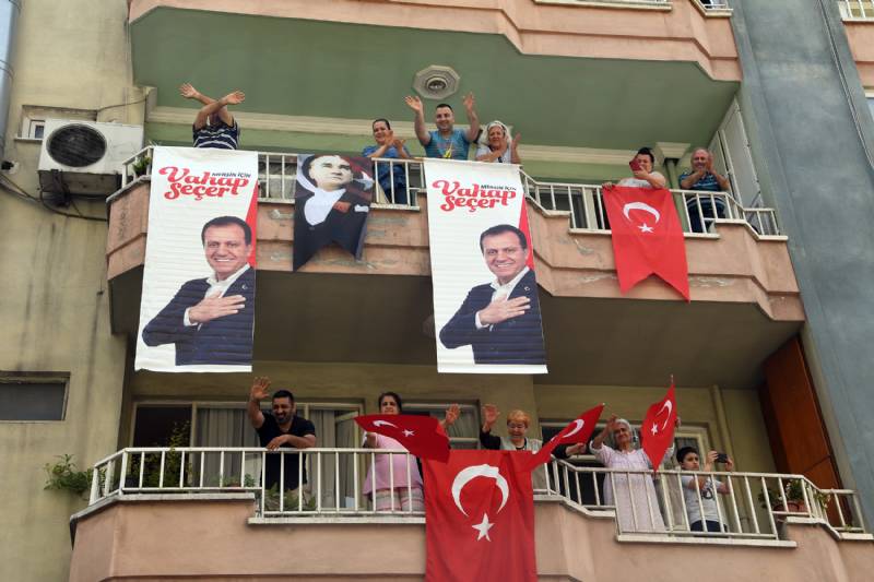 Mersin’de 19 Mayıs Coşkusu Balkonlara Taşıdı
