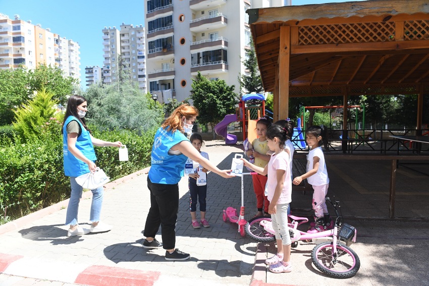 Yenişehir Belediyesi Bayramda Çocukları Şekersiz Bırakmadı